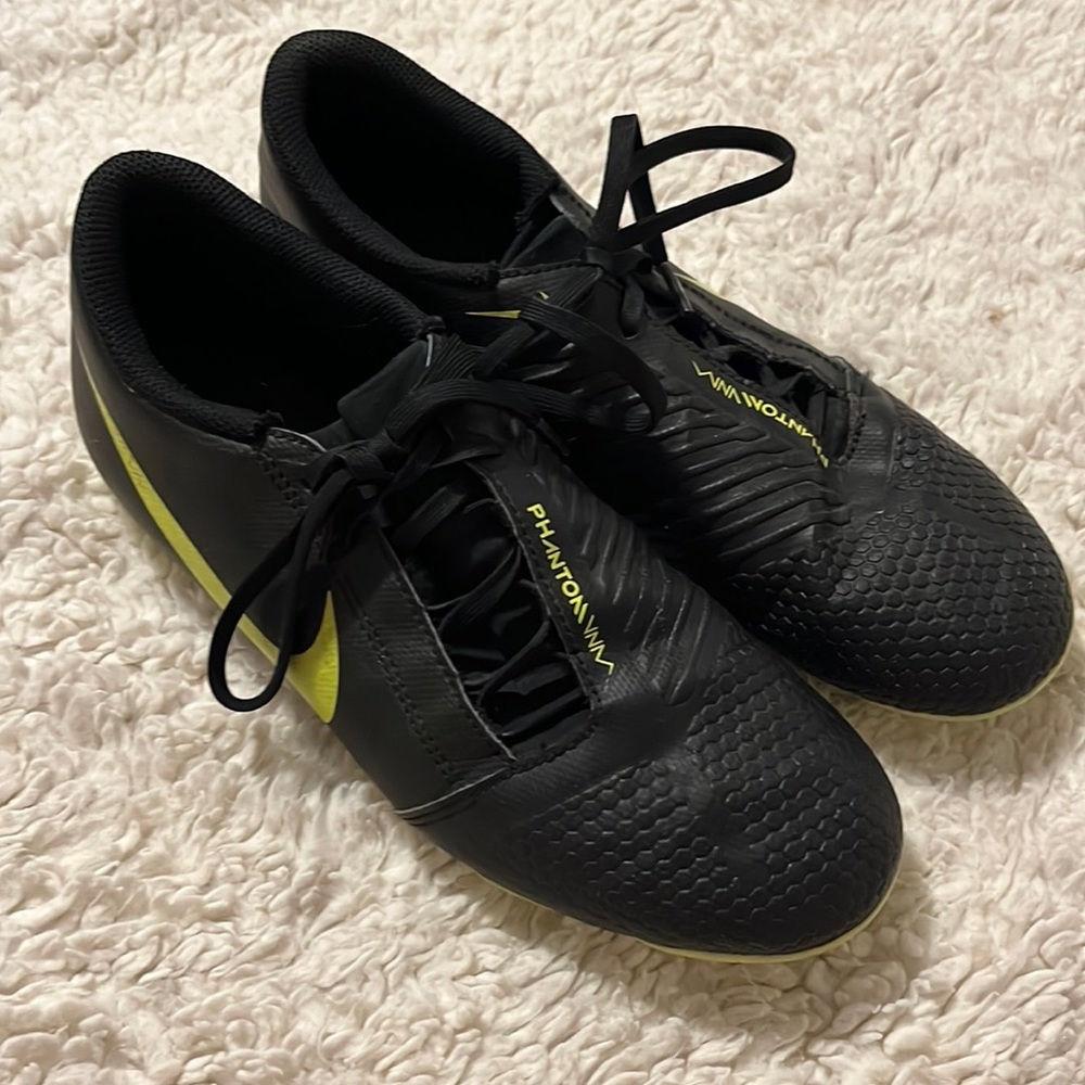 Women’s Phantom Soccer Cleats Size 7​